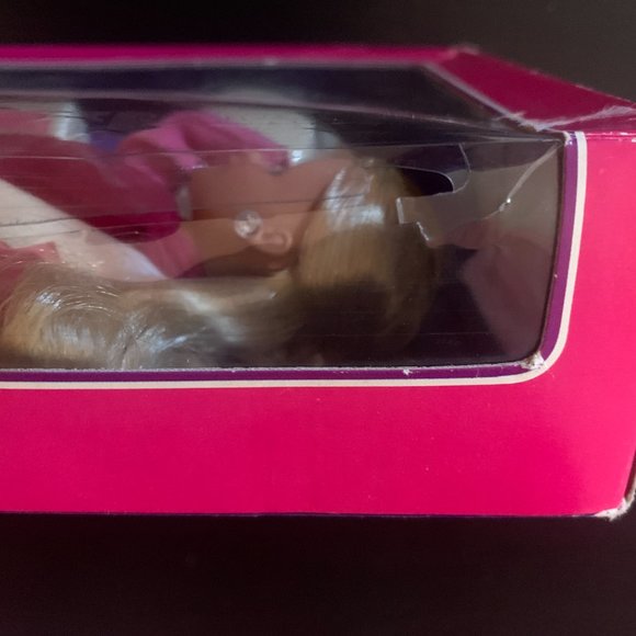 ICONIC DAY TO NIGHT BARBIE! New in box but box is damaged - see pics. - Picture 3 of 8